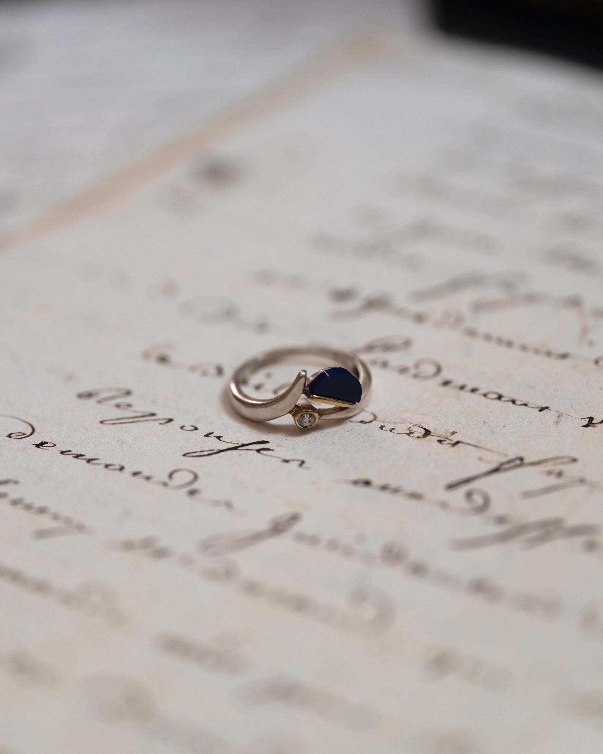 Art Deco Half-Moon et Star Blue Glass Silver Ring