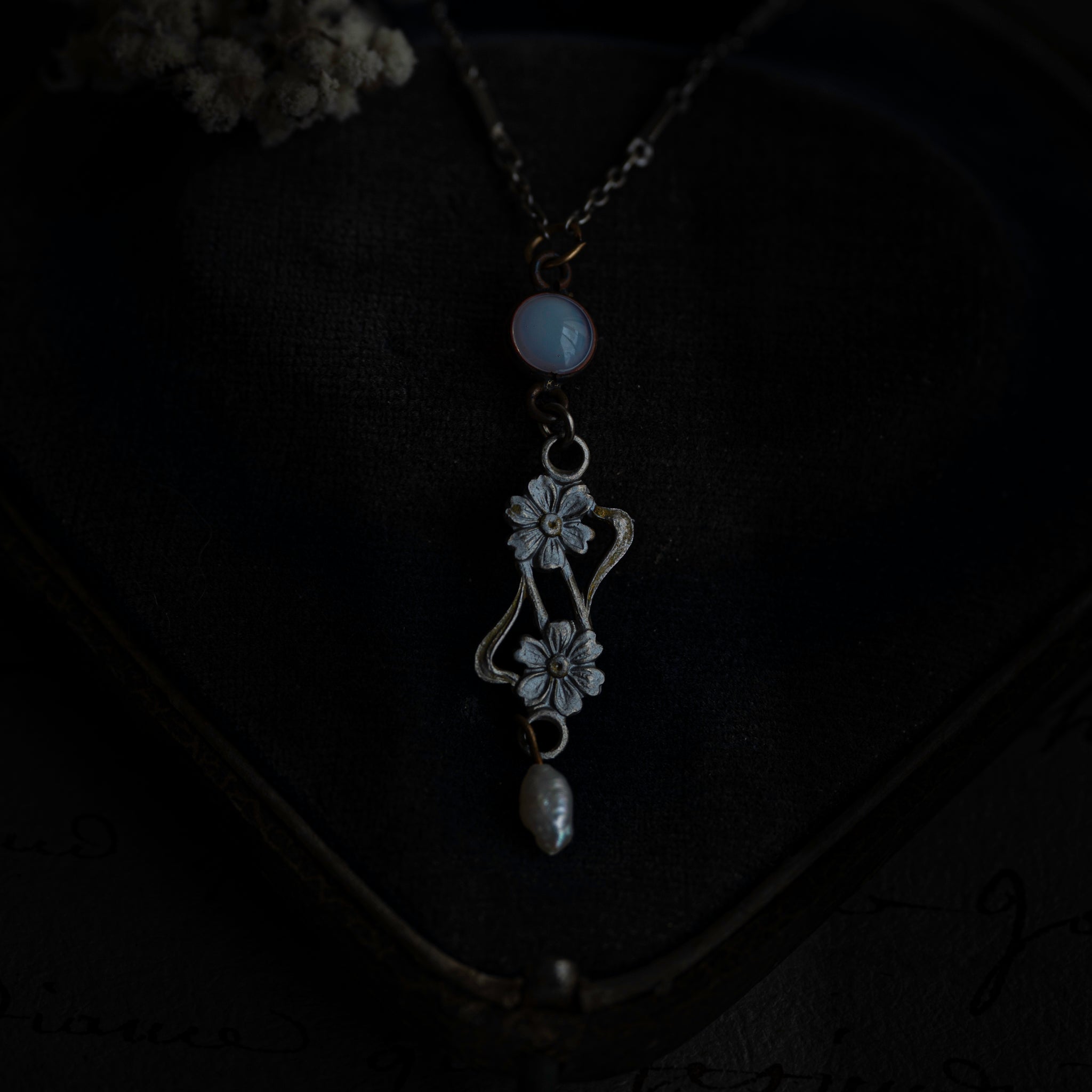 Opal Glass et Water Pearl Flower Necklace