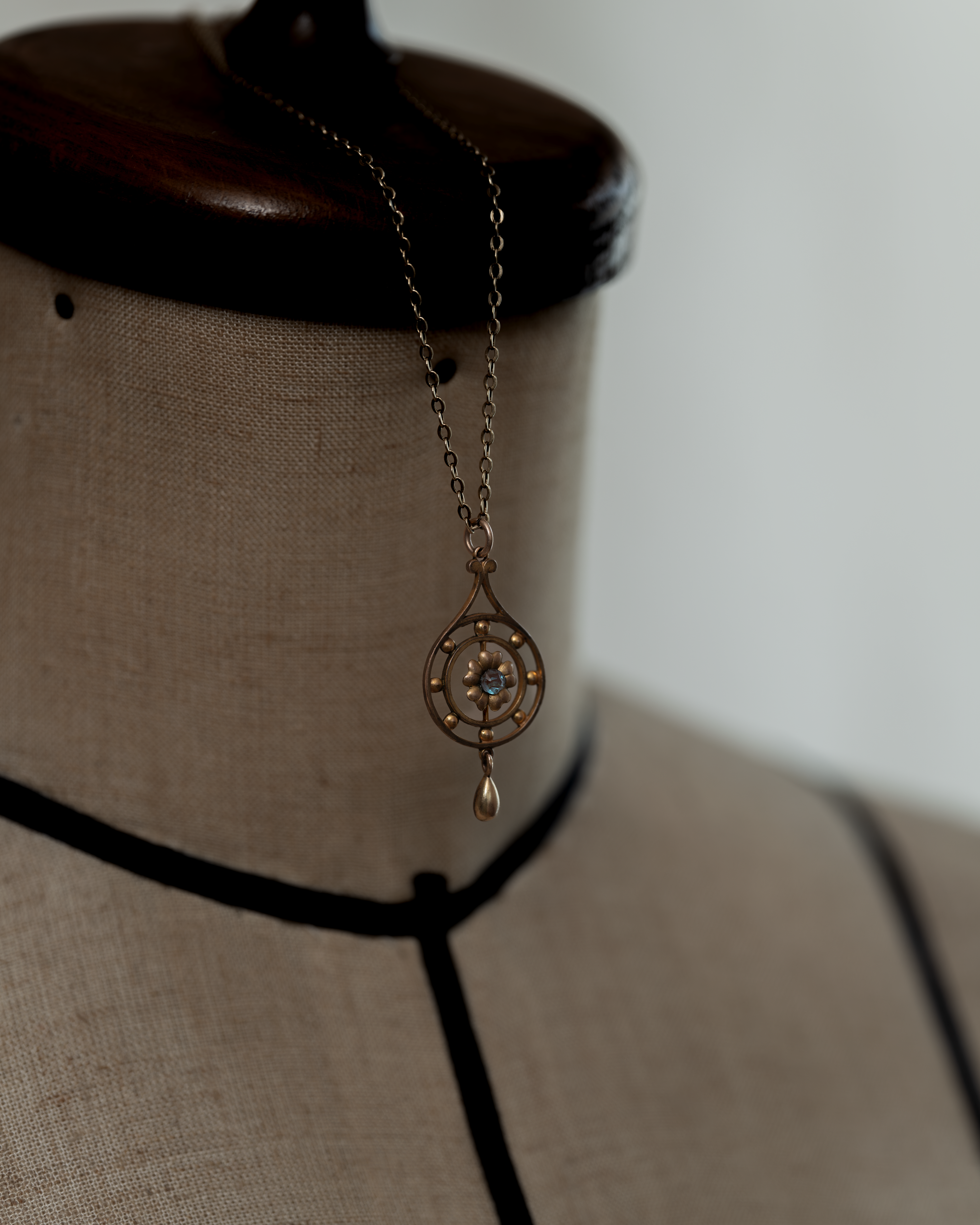 C.1900s Victorian Gold Tone Necklace with Saphiret and Floral Motif