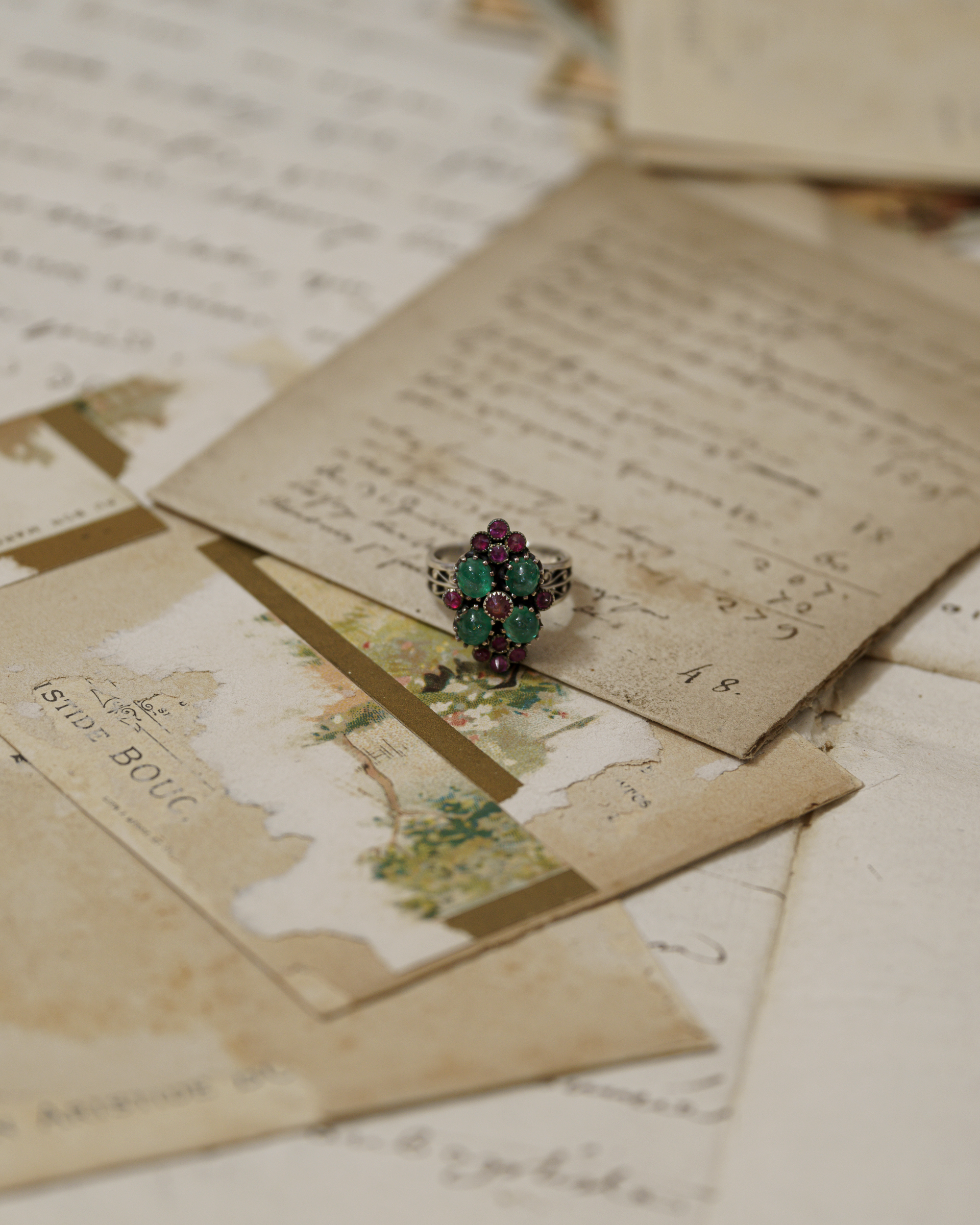 Floral et Clover  Paste Silver Ring with Emerald and Ruby Tones